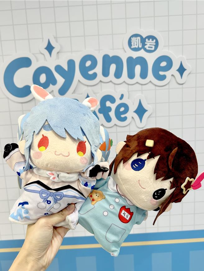  Cayenne Café 凯岩咖啡「玩偶主题月期间限定店」引进粉丝询问度爆棚的「hololive绒毛手偶系列」。（Cayenne Café 凯岩咖啡提供／徐梓榕台北传真）