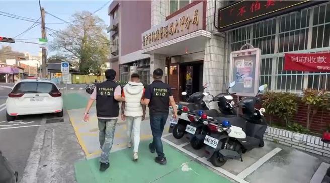 亮枪的张姓男子被大甲警分局查缉到案。（民眾提供／宝智华台中传真）