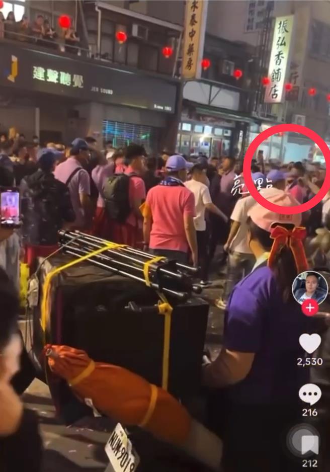 民眾录影画面中，发现张男亮枪。（民眾提供／宝智华台中传真）