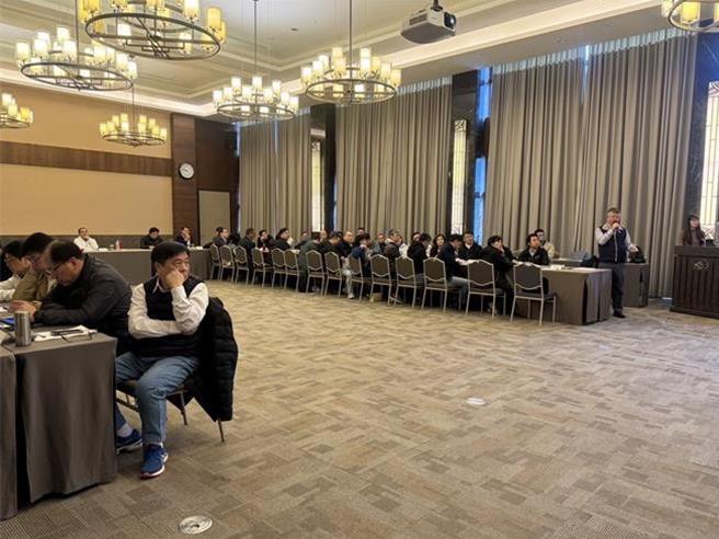 新北市府2月选在知名大板根森林温泉酒店办理共识营，但因观光旅游局公布违规扩大经营旅宿名单赫见大板根太子会馆，被认为共识营选址忽略局处首长和区长安全，新北市观旅局回应，共识营规画入住为「大板根渡假酒店」与「大板根太子会馆」合法范围，未涉及违规扩大客房部分。（柯毓庭摄）