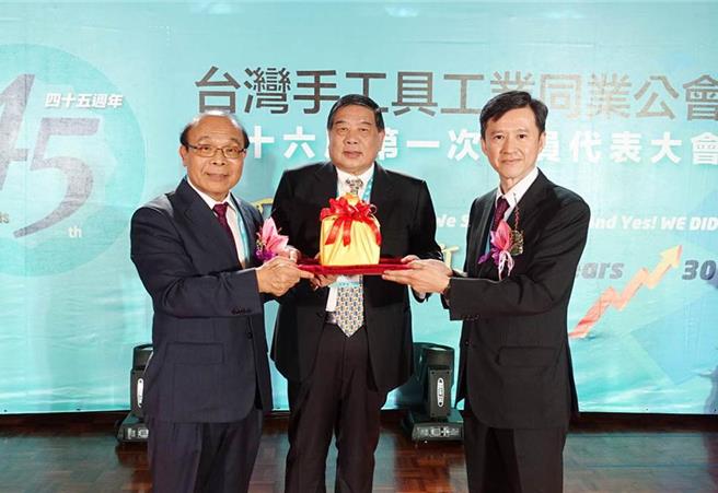 第17届手工具公会理事长赖亮孜（右一）。（资料照片）
