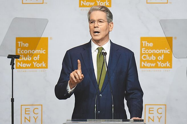 美國財政部長貝森特為川普總統的高關稅政策辯護。他說，此政策最大目標之一是為了重新調整美中貿易方向。（美聯社）