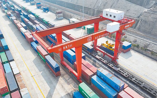 針對大陸多招反制美對等關稅，大陸專家強調，這是在向全球傳遞一種鮮明的態度，對於違反國際規則的單邊霸凌行徑，中方會毫不猶豫地堅決反制到底。圖為江蘇連雲港港口。（新華社）