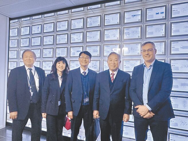 新北市副市长陈纯敬（中）与经发局长盛筱蓉（左二）抵达荷兰首站即拜访全球半导体领导厂商艾司摩尔（ASML）。（新北市经发局提供／柯毓庭新北传真）