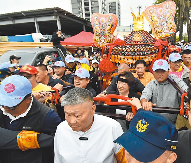 大甲妈祖銮驾5日傍晚5时许，由大甲镇澜宫董事长顏清标（前排中）等人扶轿进入彰化县，县长王惠美（二排右二）在大肚桥头接驾。（叶静美摄）