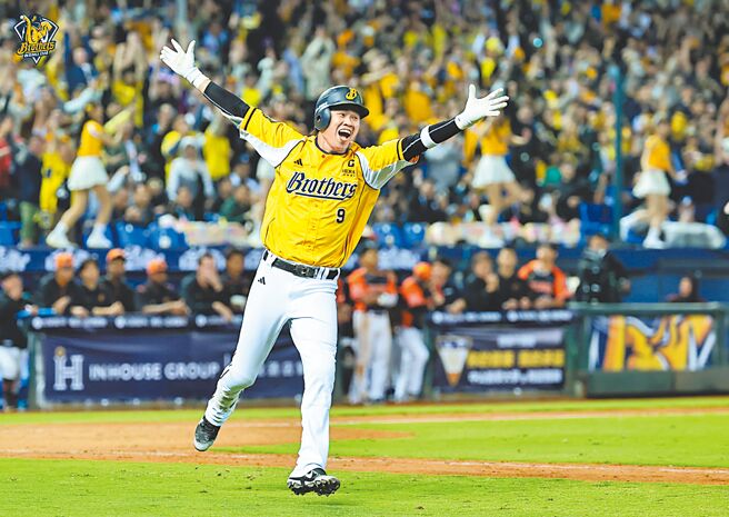 中信兄弟王威晨对统一狮10局下击出再见安打，也达成中职生涯千安里程碑，张开双臂兴奋欢呼。（中信兄弟提供）