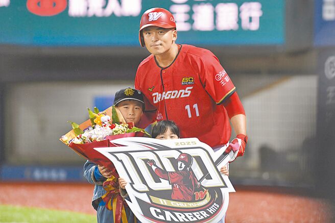 味全龙朱育贤（上）对富邦悍将用全垒打达成中职生涯千安里程碑，两个小孩也送上千安纪念看板。（味全龙提供）