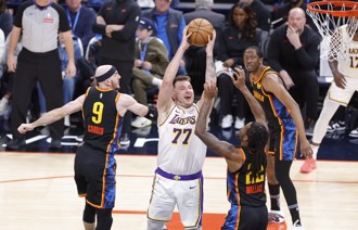 NBA》东契奇30分领军 湖人下起三分雨爆冷轰翻地主雷霆