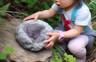 圣经传说场景 3岁女童爬山健行 竟捡到3800年前古物