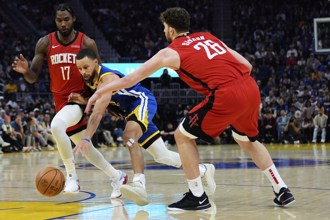 NBA》柯瑞慘遭死守只拿3分 勇士無奈輸火箭中止5連勝