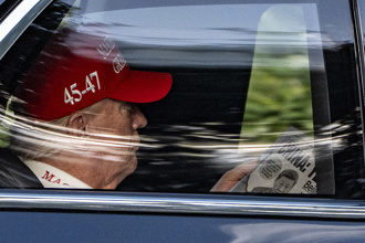 关税吓趴股市 川普悠哉打球！传黄仁勋现身海湖庄园