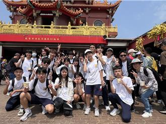 跟隨大甲媽遶境 大甲高中500位師生行腳12公里