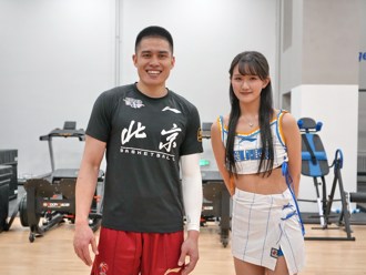 籃球》北京北汽有兩「台將」 陳盈駿與啦啦隊李宏薪相見歡