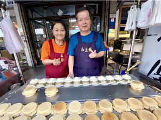 交通志工界「神鵰俠侶」紅豆餅攤夫妻當導護21年不缺席 