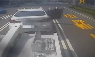 影片》白車遭拖吊車門突打開 詭異畫面曝光