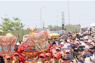 數十萬人隨大甲媽遶境抵新港 地方大咖祈福挺過關稅影響
