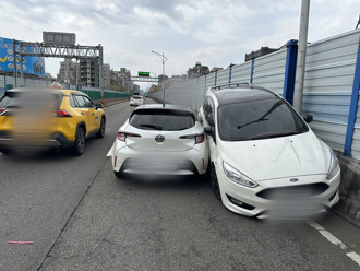 北市新生高架車禍！小客車變換車道釀撞　車頭撞護欄卡住