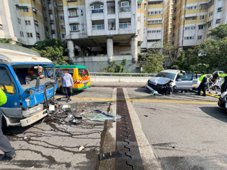 基隆2車對撞！車頭凹陷零件四散 疑女駕駛偏離車道