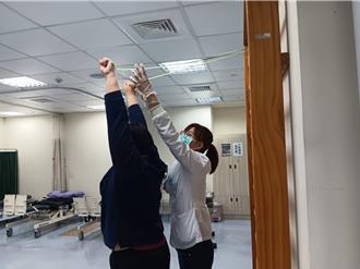 女子骨折術後延遲復健「右手抬不起」 靠1療法重拾靈活度
