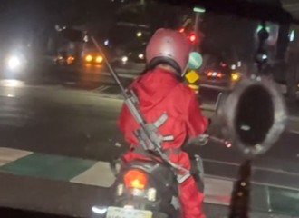 台中紅衣男騎士背「長槍」嚇壞路人 Cosplay《魷魚遊戲》下場慘