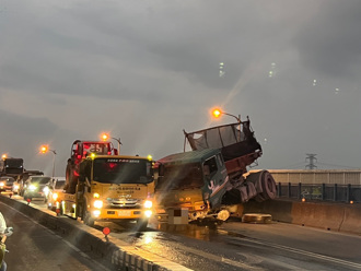 自撞里港大橋分隔島逃逸 曳引車司機躲橋下遭逮！酒測值超標