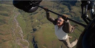 《不可能的任務8》釋出最新預告！阿湯哥再度高空吊掛玩命