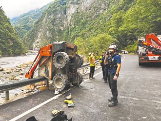 小山貓壓死工頭 機車騎士墜谷