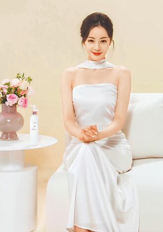 迪丽热巴穿微订制服全网热搜