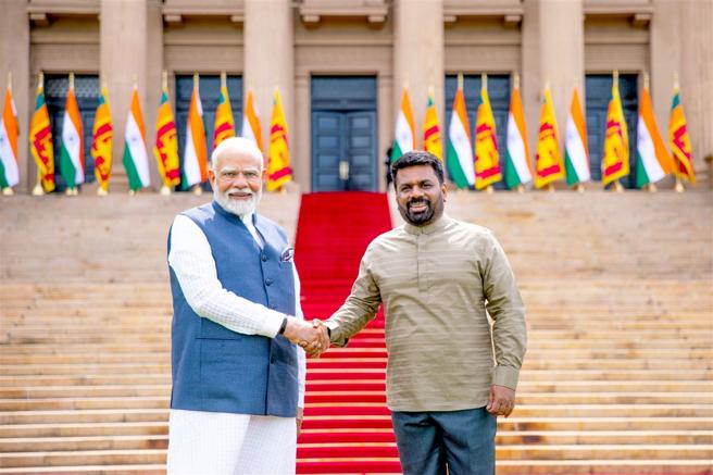 莫迪（左）访问斯里兰卡，也成为迪桑纳亚克就任以来首位到访的国际领袖。（达志影像／欧新社）