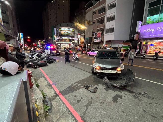 老翁家车因身体不适失控，连续撞击多辆汽机车。（翻摄画面）