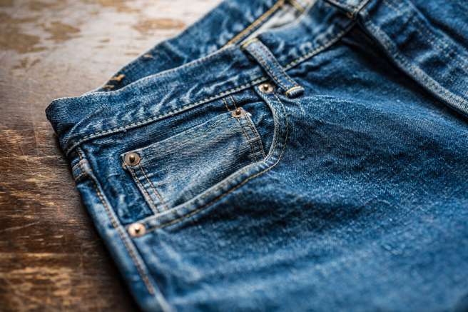 不少人為了防止牛仔褲變形，選擇不洗。（示意圖，shutterstock／達志）