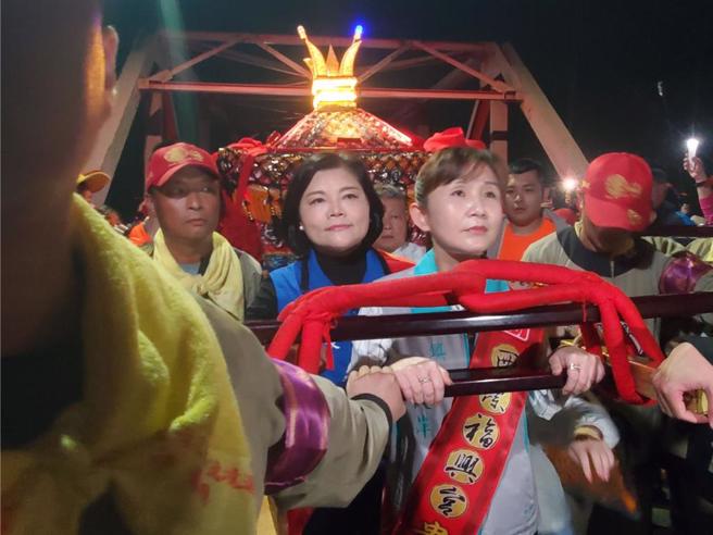 云林县长张丽善（穿蓝背心者）在西螺大桥上要掌轿时，突然被西螺镇长廖秋萍（绑马尾者）卡位。（本报资料照／周丽兰摄）