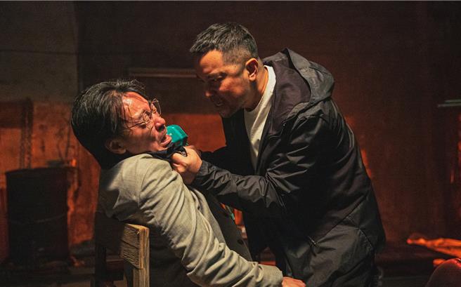 尹昭德（左）在片中遭張孝全的釘槍攻擊。（華映娛樂提供）