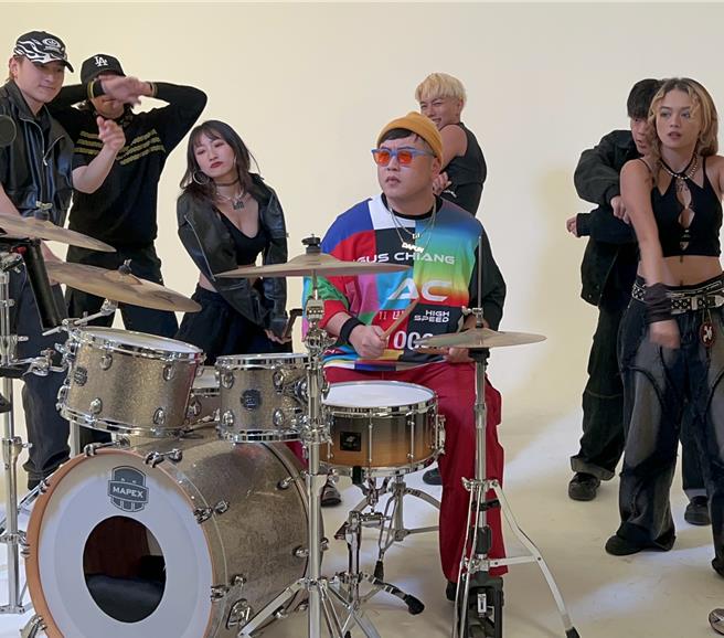 DAPUN在〈不懂制杖〉MV中，跳Popping、打爵士鼓样样来。（胖曲制作工作室提供）