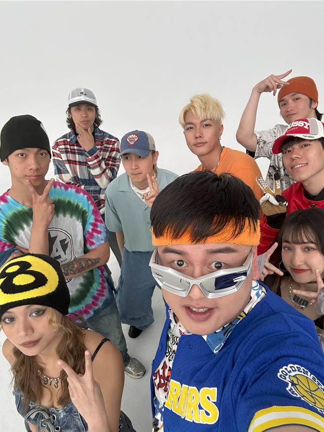 DAPUN在〈不懂制杖〉MV中，跳Popping、打爵士鼓样样来。（胖曲制作工作室提供）