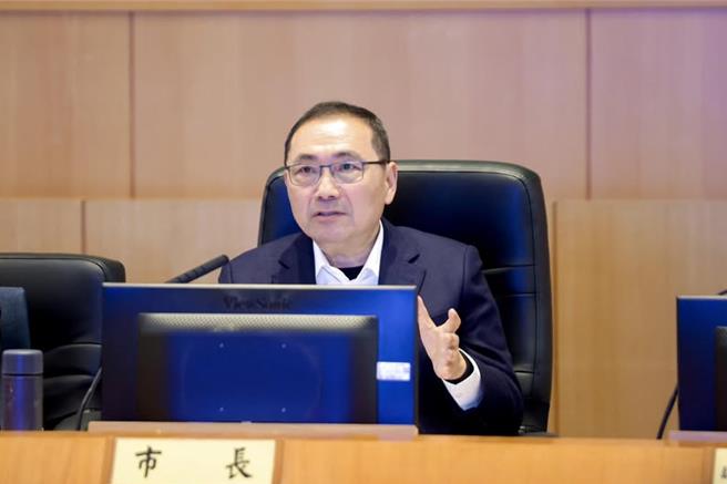 新北市长侯友宜已指示经发局、农业局、劳工局以及法制局等单位，即刻组成「物价稳定」、「就业稳定」以及「企业纾困」3个专案小组，严守物价稳定、严打恶意哄抬价格及严防企业滥用无薪假甚至大量裁员。（新北市政府提供）