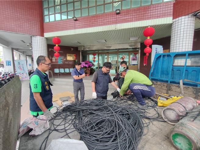 高雄旗山区一间光电工厂连续3天被偷，工厂业者自行抓到6名现行犯，警方获报到场将人带回，全案移送法办。（警方提供／纪爰高雄传真）