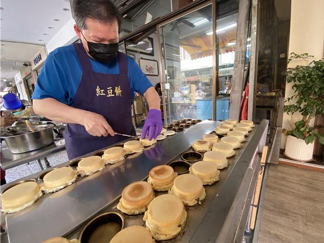 台中市北区立人国中交通志工黄启晏值勤风雨无阻，21年来从不迟到。（冯惠宜摄）