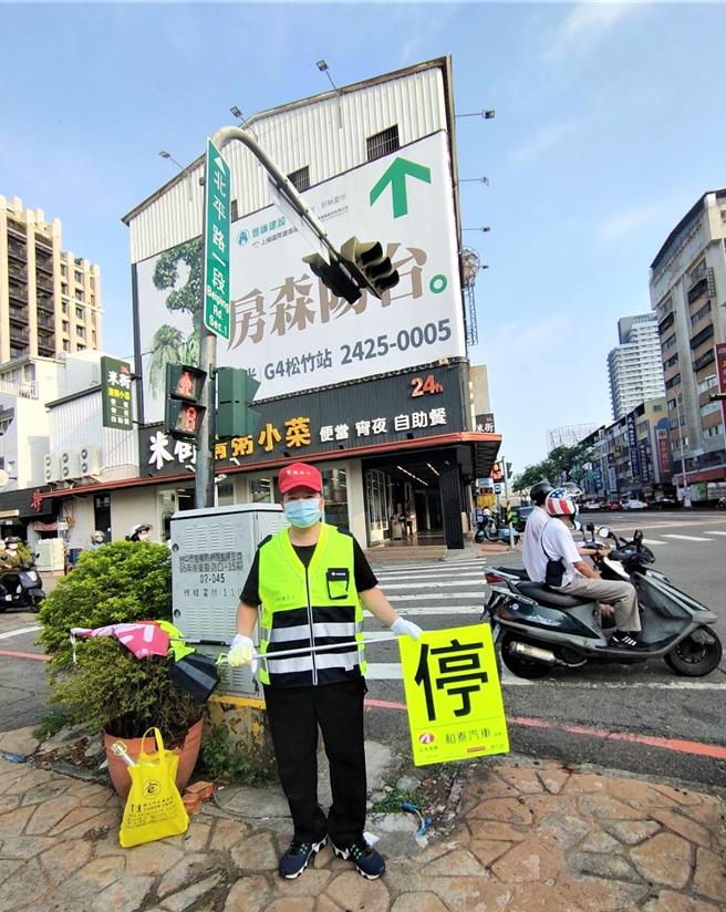 台中市北区立人国中交通志工黄启晏值勤风雨无阻，21年来从不迟到。（台中市交通局提供）