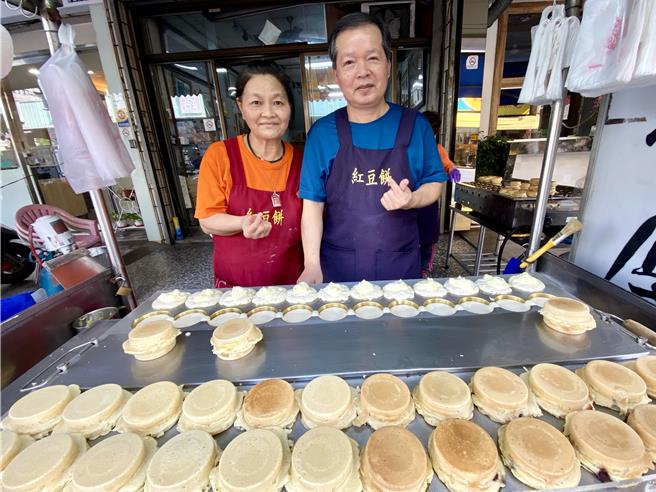 平日摆摊卖红豆饼，黄启晏与太太赖双凤21年来担任交通志工从不缺席。（台中市交通局提供）