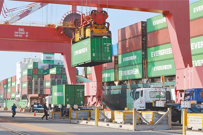 学者认为，零关税太理想化，比较可能谈到10至20％关税，而政府扩大採购并排除非关税贸易障碍，势必对本土农业造成衝击，应提早准备，并协助产业转型提升竞争力。（本报系资料照）