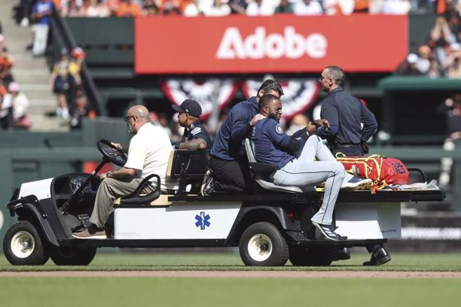 水手外野手罗布雷斯受伤退场。（美联社）