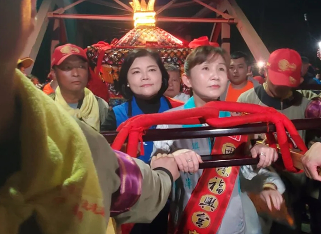 民进党籍西螺镇长廖秋萍(图右)「抢掌轿」，硬是挤掉云林县长张丽善。(中时资料照)