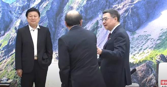 柯建銘不滿座位安排。（取自直播）