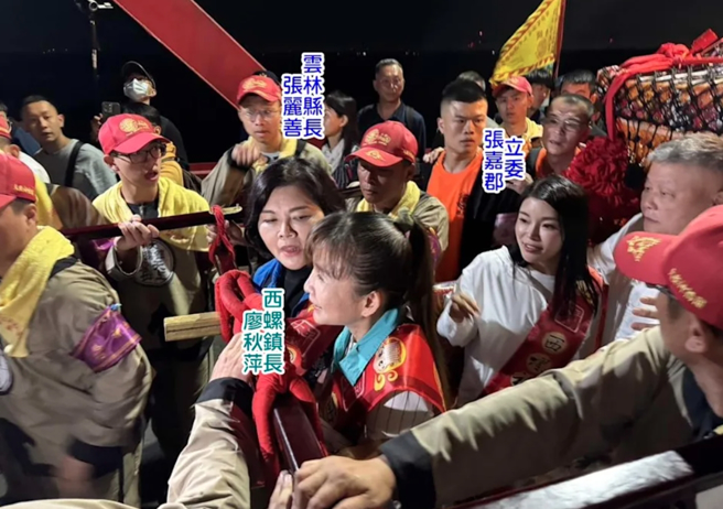 民进党籍西螺镇长廖秋萍抢轿挤掉云林县长张丽善，在场民眾看傻眼。(中时资料照)