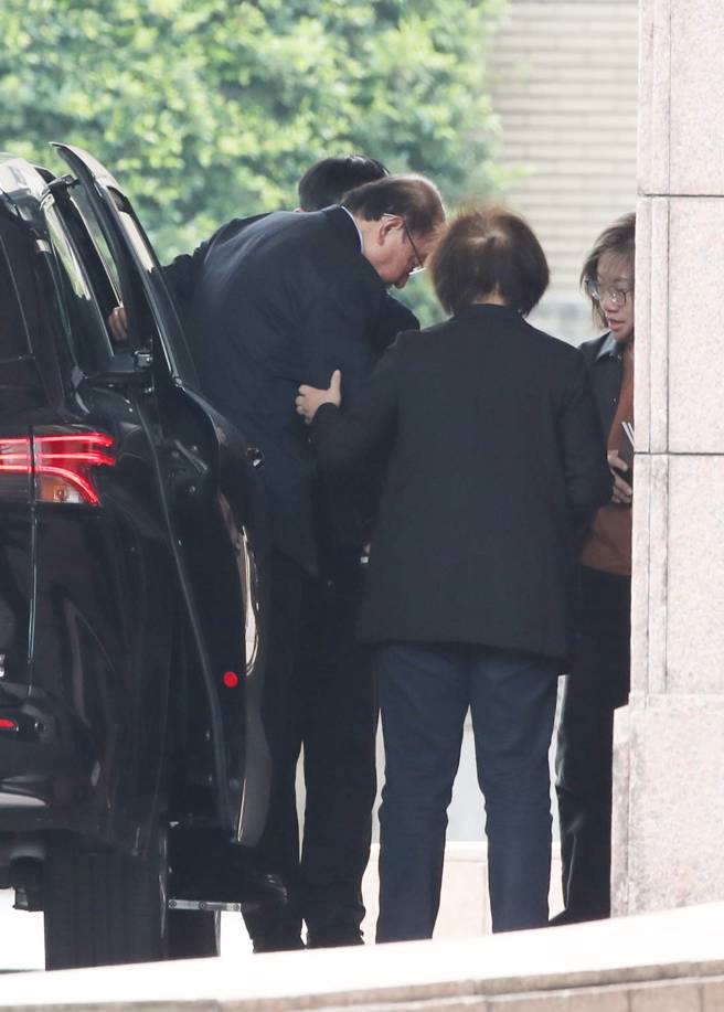 美国对台祭出32%惩罚性关税，重击出口导向的台湾经济，行政院邀立法院朝野党团三长7日下午2点赴政院，商讨因应对策。图左为民进党团总召柯建铭抵达行政院。（刘宗龙摄）