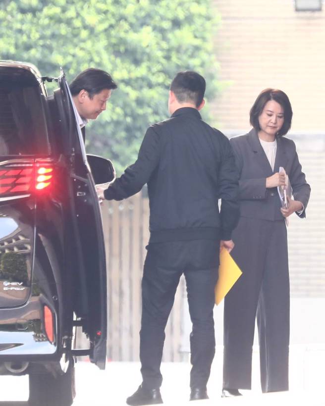 美国对台祭出32%惩罚性关税，重击出口导向的台湾经济，行政院邀立法院朝野党团三长7日下午2点赴政院，商讨因应对策。图左为国民党团总召傅昆萁下车。（刘宗龙摄）