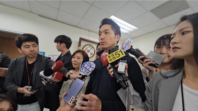 蒋万安表示，受到美国高关税影响，目前北市受衝击产业评估约2800家，总营业额约9200亿元，约占北市整体营业额5％。（谢佳君摄）