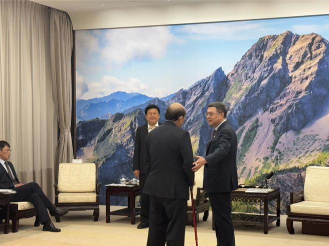 民進黨團總召柯建銘不滿行政院座位安排，行政院長卓榮泰出面緩頰。（張薷攝）