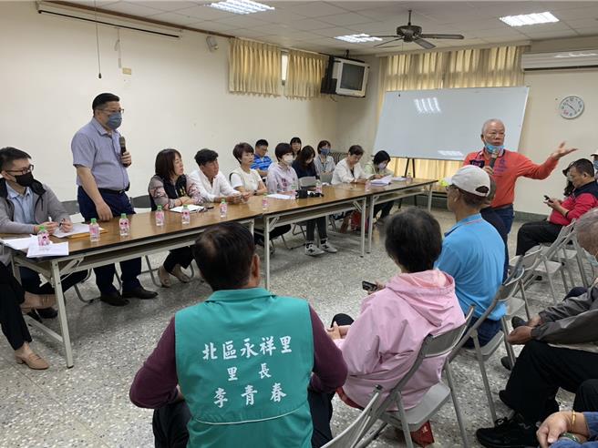 台南仁爱之家的土地承租户（右，站立者）对台南仁爱之家执行长诈可战（左）表达不能接受租金大幅上涨。（郭良杰摄）